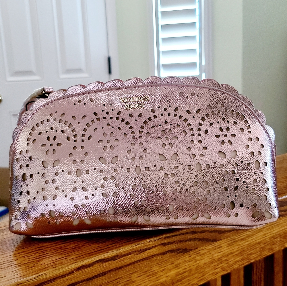 🥳FINAL PRICE👍NWT👜💄‼️Victoria Secret Laser Cut Floral Pattern Petal Edge Bag